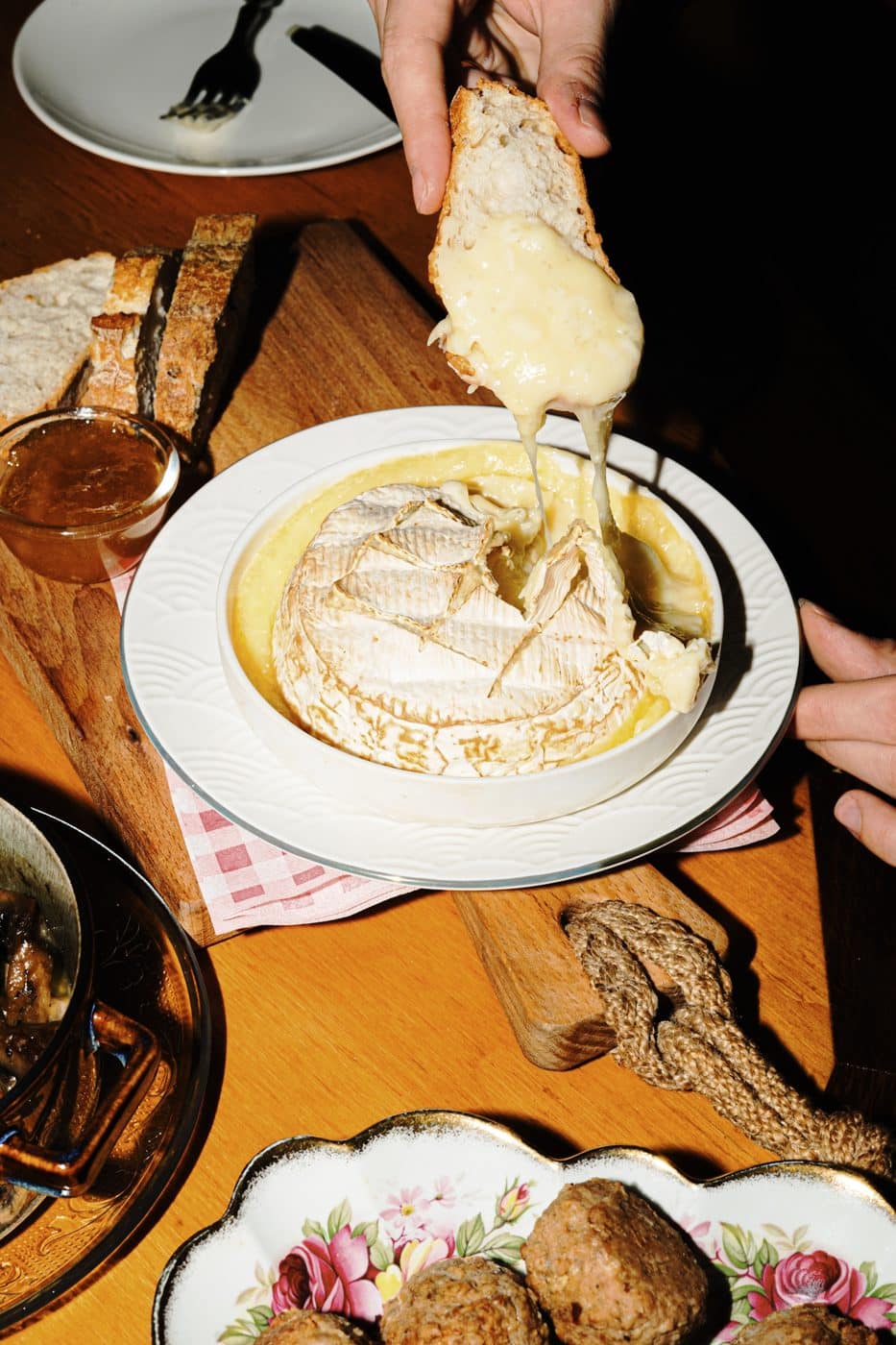 Proosten met jenever voor de gele muur bij Café Roosje