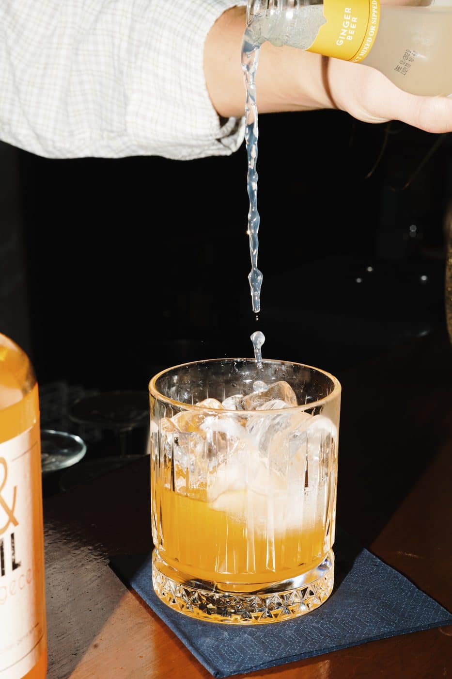 Cocktail wordt afgetopt met ginger beer